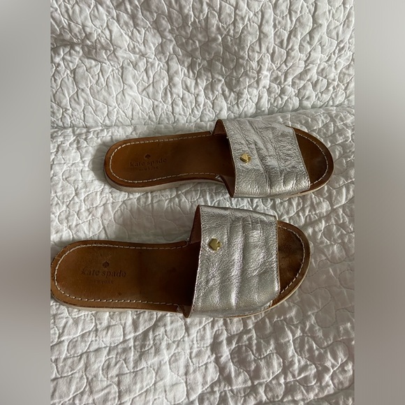 KATE SPADE ♠️ Silver Leather Flats Size 6.5 - Picture 3 of 9